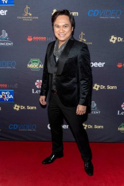 Kevin Khoa, 1 Aralık 2022 'de QD Meydanı, Westminster' da SAM Vakfı 15. yıl dönümü yardım galasına katılıyor. 