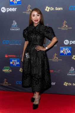 Dr. Sam Nguyen, 1 Aralık 2022 'de QD Meydanı, Westminster' daki SAM Vakfı 15. yıl dönümü yardım galasına katılıyor. 