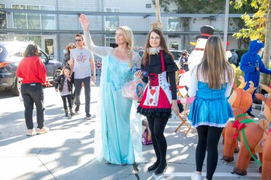 Anna Colona, Marina Darsalia Hollywood Cares Drive Sunar: Film Oyuncakları ve Pop Drop Projesi Çocuk Enstitüsü, Los Angeles, CA, 3 Aralık 2022 