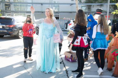 Anna Colona, Stephani Gonzalez ve Marina Darsalia Hollywood Cares Holiday Drive Sunar: Film Oyuncakları ve Pop Drop Projesi Çocuk Enstitüsü, Los Angeles, CA, 3 Aralık 2022 