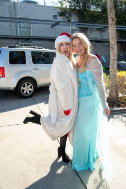 Erin Gavin ve Anna Colona Hollywood Cares Drive Sunar: Film Oyuncakları ve Pop Drop Projesi Çocuk Enstitüsü, Los Angeles, CA, 3 Aralık 2022 