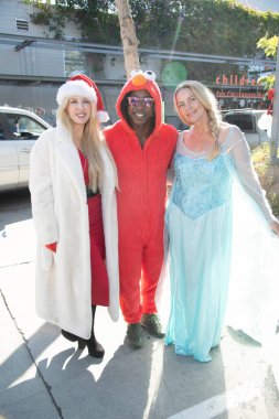 Erin Gavin, Shaka Smith ve Anna Colona Hollywood Cares Holiday Drive Sunar: Film Oyuncakları ve Pop Drop Projesi Çocuk Enstitüsü, Los Angeles, CA, 3 Aralık 2022 