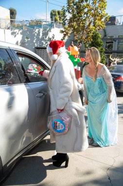 Erin Gavin ve Anna Colona Hollywood Cares Drive Sunar: Film Oyuncakları ve Pop Drop Projesi Çocuk Enstitüsü, Los Angeles, CA, 3 Aralık 2022 