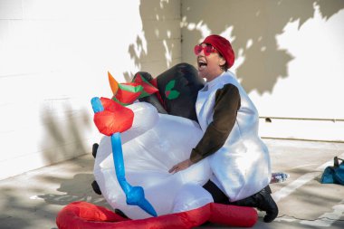 Christine Peake Hollywood Bakımlı Tatil Gezisi Sunar: Film Oyuncakları ve Pop Drop Projesi Çocuk Enstitüsü, Los Angeles, CA, 3 Aralık 2022 