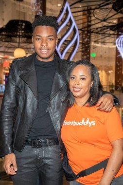 Kenan Thompson ve Shanice Wilson Christys Vakfı, Topanga AVM, Los Angeles, CA 5 Aralık 2022 'de Footbuddyler sponsorluğunda 