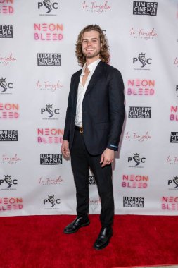 Aktör John Paul Kakos 