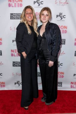 Komedyen Jessica Winther ve kızı Violet, 9 Mart 2023 'te Lumiere Music Hall, Los Angeles' taki 