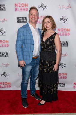 Yardımcı Yapımcılar Dana Gaubatz ve Jennifer Sherer, 9 Mart 2023 'te Los Angeles Lumiere Music Hall, Los Angeles' ta 