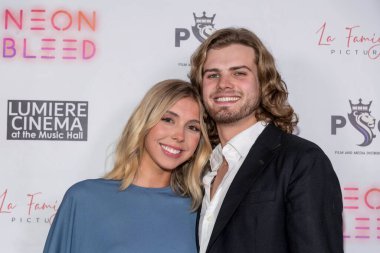 Aktör John Paul Kakos ve Madi Carpenter, 9 Mart 2023 'te Lumiere Music Hall, Los Angeles' ta 