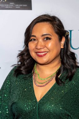 Aktris Giovannie Espiritu, 10 Mart 2023 'te Luxe Hotel, Los Angeles' taki gazilerimizi onurlandırmak için Suzanne DeLaurentiis 'in 15.