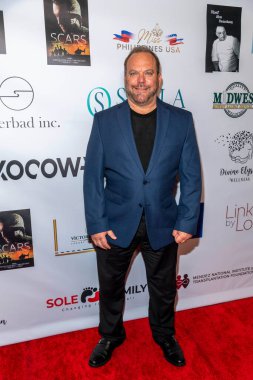 Aktör Brian Hall, Luxe Hotel, Los Angeles 'taki gazilerimizi onurlandırmak için 15. Yıllık Oscar öncesi galaya ve hediye süitine katılıyor.