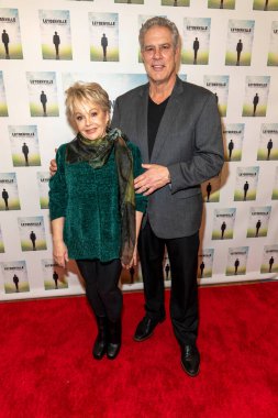 Aktris Charlene Tilton, Başrol oyuncusu Tony Stavola, Los Angeles 'ta Wilshire Sinema Salonu' ndaki 