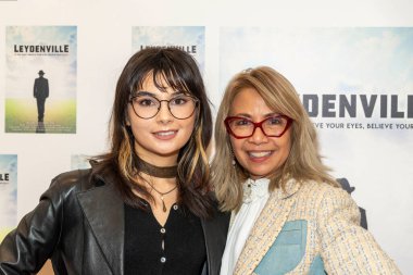 Bontika Moda 'nın sahibi Celeste Friedman ve kızı Kostüm Tasarımcısı Samantha Friedman Los Angeles' ta Wilshire Sinema Salonu 'nda 