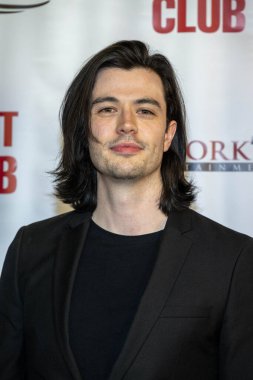 Aktris Isabella Blake-Thomas, yönetmen Elizabeth Blake-Thomas, 28 Mart 2023 tarihinde TCL Çin Tiyatrosu 'nda Latigo Film Av Kulübü' nün dünya prömiyerine katıldı.