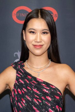 Aktris Charlotte Peng, 4 Nisan 2023 'te TCL Çin Tiyatrosu' nda Vaja World Premiere Music Video 'ya katıldı.