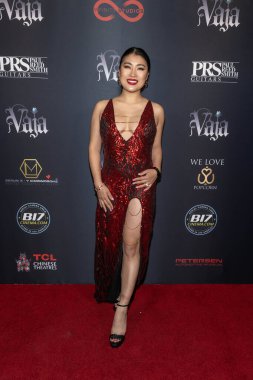 Komedyen Jiaoying Summers, 4 Nisan 2023 tarihinde TCL Çin Tiyatrosu 'nda Vaja World Premiere Music Video klibine katıldı.