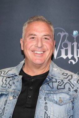 Yapımcı David Dubinsky, 4 Nisan 2023 'te TCL Çin Tiyatrosu' nda Vaja World Premiere Video klibine katıldı.