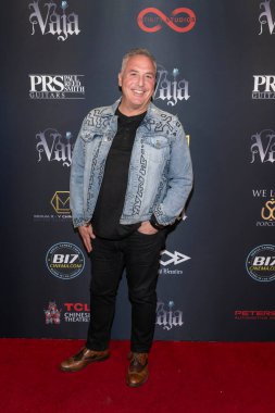 Yapımcı David Dubinsky, 4 Nisan 2023 'te TCL Çin Tiyatrosu' nda Vaja World Premiere Video klibine katıldı.