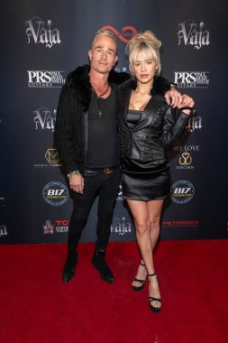 Sanatçı Dean May, oyuncu Savannah Huggins 4 Nisan 2023 'te TCL Çin Tiyatrosu' nda Vaja World Premiere Music Video 'ya katıldı.