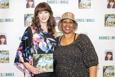 Yazar Heidi Schultz, Aktris Lynne Hunter-Davis, Heidi Schultz Reads ve İşaretleri 