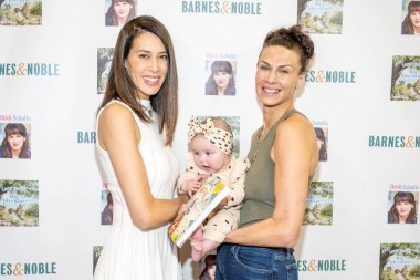 Fotoğrafçı Rochelle Brodin, bebek Kalea ve aktris Maria Bertrand, 21 Mayıs 2023 'te The Grove, Los Angeles' ta 