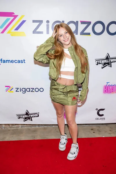 Dancer Bella Moore Adopds Kick Summer Party Presented Zigazoo Teen — 스톡 사진