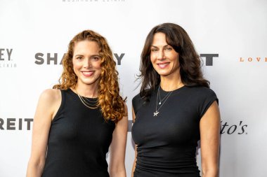 Aktris Meg McCaig, Aktris Maria Bertrand, Los Angeles Ziggy Hollywood Oteli 'nde Komedi Modelleri' ne katıldı.