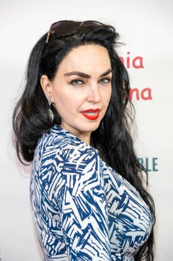 Oyuncu Alexis Kiley, Eugenia Kuzmina tarafından Barnes and Noble tarafından The Grove, Los Angeles, CA 10 Ağustos 2023 'te imzalanan MODELMOM kitabına katıldı.