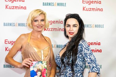 Komedyen Eugenia Kuzmina, Aktris Alexis Kiley Barnes 'da Eugenia Kuzmina' nın MODELMOM Kitap İmzalama 'sına ve The Grove, Los Angeles' ta Noble 'a katıldı.