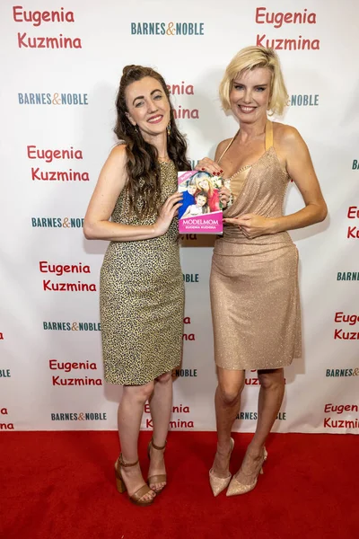 Actress Amber Martinez Comedian Eugenia Kuzmina Attend Modelmom Book Signing — Stock Photo, Image