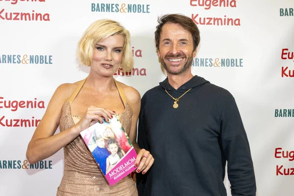 Comedian Eugenia Kuzmina Photographer Russell Baer Attend Modelmom Book Signing — Stock Photo, Image