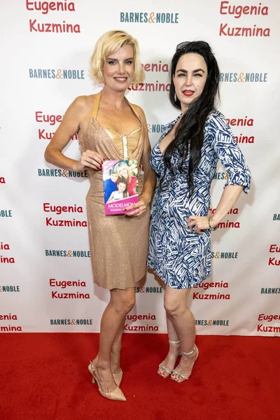 Comedian Eugenia Kuzmina Actress Alexis Kiley Attends Modelmom Book Signing — Stock Photo, Image