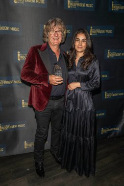 Britanyalı söz yazarı Allan Jones ve piyanist Dina Rizviç, Avalon Hollywood, Los Angeles 'ta düzenlenen 2023 Yıllık Hollywood Bağımsız Müzik Ödüllerine katıldılar.