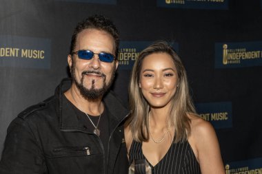 Müzik bestecisi Devin Powers ve müzikal sanatçısı Carly Lyman, Avalon Hollywood, Los Angeles 'ta düzenlenen 2023 Yıllık Hollywood Bağımsız Müzik Ödülleri' ne katıldılar.