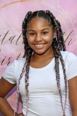 Şarkıcı / DJ Aviana Byrd, Natalie Kopyan 'ın The Famous Hub, Los Angeles' taki 13. doğum gününe katıldı.