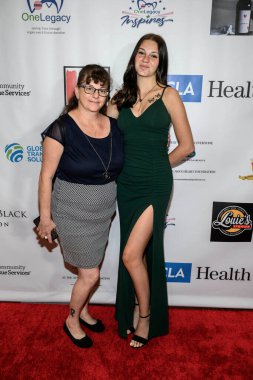 Çifte Kalp Nakli alıcısı Jessica Ostrand, annesi ile birlikte Taglyan Kompleksi, Los Angeles 'ta, 24 Ağustos 2023' te düzenlenen Onegacy Yıllık Ava 'nın Kalp Ödülü Galasına katıldı.