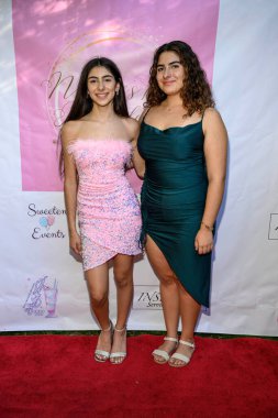 Aktris Natalie Kopyan ve kız kardeşi Nessa, The Famous Hub, Los Angeles, CA 24 Ağustos 2023 'te Natalie Kopyan' ın 13. doğum gününe katıldı.