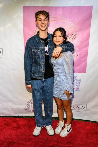 说唱歌手杰西彼得森与女友艾比参加娜塔莉Kopyan的13岁生日在洛杉矶的著名枢纽 加利福尼亚州 2023年8月24日 — 图库照片