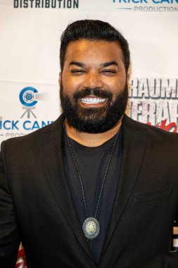 Aktör Adrian Dev Los Angeles Film prömiyerine katıldı Travma Terapisi / Psikoz Güzel Sanatlar Tiyatrosu, Los Angeles, CA 29 Ağustos 2023