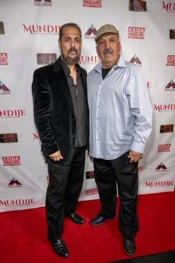 Aktör / Yapımcı Gino Salvano, Aktör Sam Sako 29 Ağustos 2023 'te Bourbon Room Hollywood, Los Angeles' taki Mundije film kapanış ve komedi gösterisine katıldı.