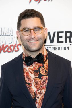 Yapımcı Charlie Shrem Los Angeles Film prömiyerine katılıyor. Travma Terapisi / Psikoz Güzel Sanatlar Tiyatrosu, Los Angeles, CA 29 Ağustos 2023