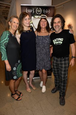 Dizinin yaratıcısı Kate Clere, İcra Direktörü Scottie Madden, Serinin Yaratıcısı Mick McIntyre Los Angeles 2. Sezon Prömiyer Gösterimine katıldı Beverly Hills, Los Angeles 'ta