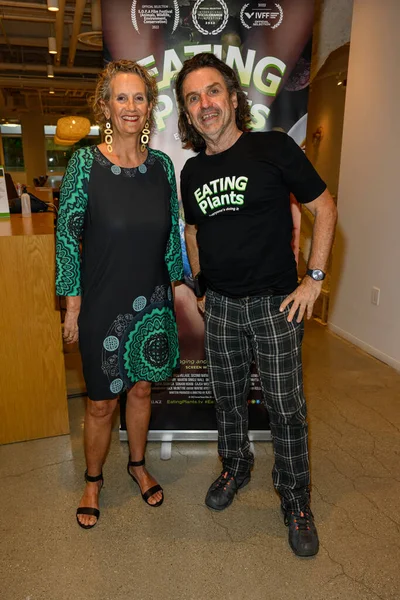 シリーズクリエイターのケイト クレアとミック マッキンタイアが ロサンゼルス カリフォルニア州ビバリーヒルズのStudioでエタリング プラネット シーズン2に出席 — ストック写真