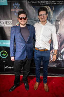 Yapım editörü Nolan Elias ve kardeşi Jerry Los Angeles Film Premiere BENEATH US 'e katılıyor. Hepsi Laemmles Town Center 5, Los Angeles, CA 14 Eylül 2023