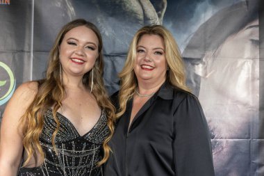 İdari yapımcı Courtney Hamilton Vanloo, Yapım asistanı Racheal Vanloo Los Angeles Film Premiere BENEATH US Hepsi Laemmles Town Center 5, Los Angeles, CA 14 Eylül 2023
