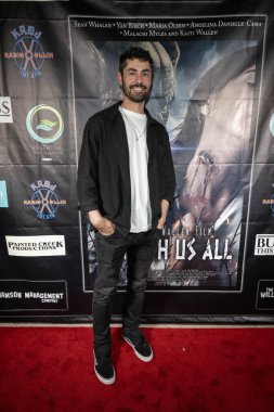 Yönetmen Pierre Tsigaridis Los Angeles Film Premiere BENEATH US Hepsi Laemmles Town Center 5, Los Angeles, CA 14 Eylül 2023