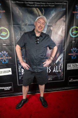 Yönetmen Dustin Ferguson Los Angeles Film Premiere BENEATH US Hepsi Laemmles Town Center 5, Los Angeles, CA 14 Eylül 2023