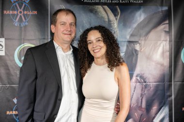 Yazar Jim Davis, Aktris Victoria Savage Los Angeles Film Premiere BENEATH US Hepsi Laemmles Town Center 5, Los Angeles, CA 14 Eylül 2023