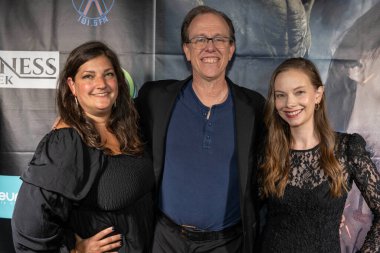 Yapımcı Jennifer A. Goodman, Aktör Sean Whalen, Aktör Rebekah Kennedy Los Angeles Film Premiere BENEATH US Hepsi Laemmles Town Center 5, Los Angeles, CA 14 Eylül 2023