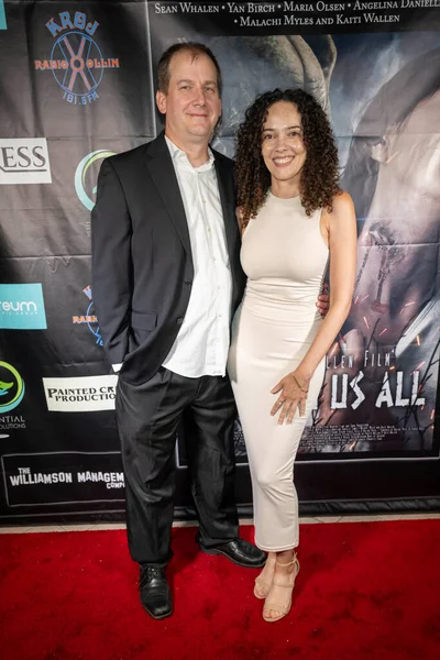 Yazar Jim Davis, Aktris Victoria Savage Los Angeles Film Premiere BENEATH US Hepsi Laemmles Town Center 5, Los Angeles, CA 14 Eylül 2023